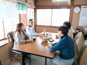 26.2）サロン風景